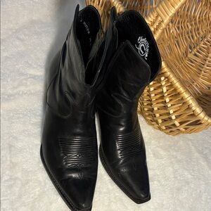 Charlie 1 Horse women 7.5B black Leather zip ankle boots